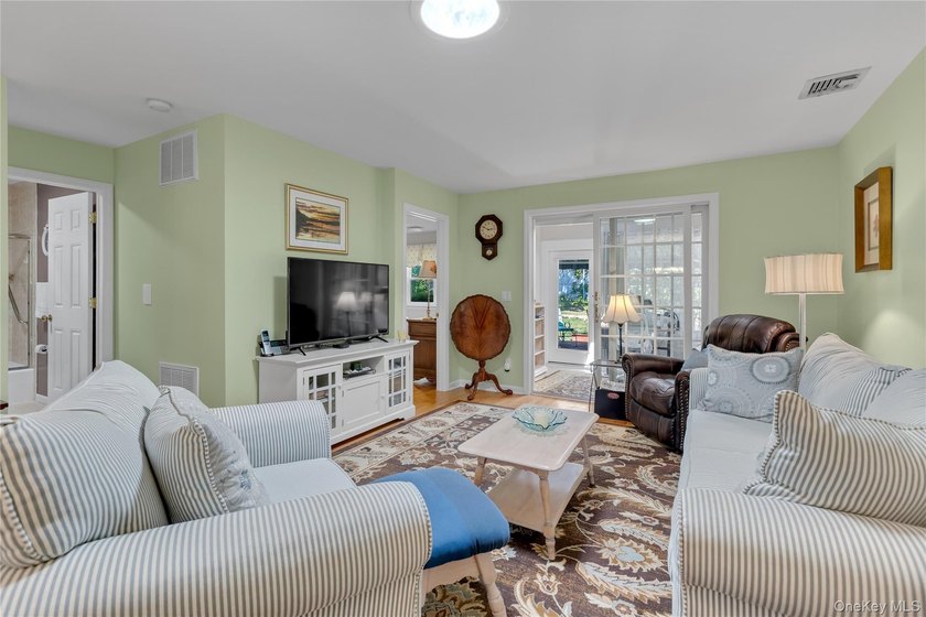 Welcome to this beautifully maintained, energy-efficient - photo 2