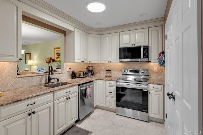 Welcome to this beautifully maintained, energy-efficient - photo 6