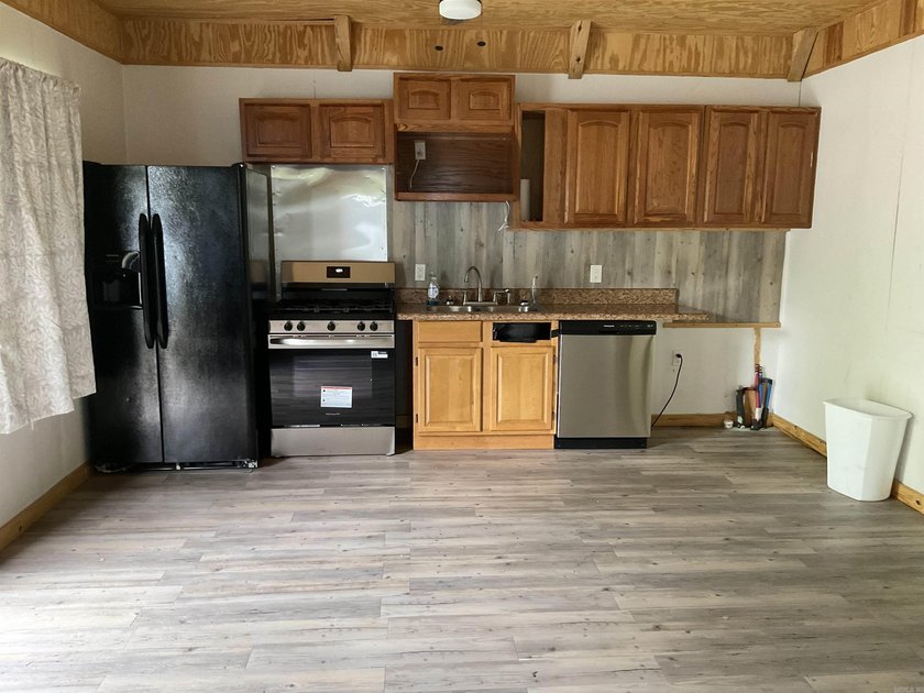 MOTIVATED SELLER !!!! Corner Lot Super cute home with a metal - photo 6