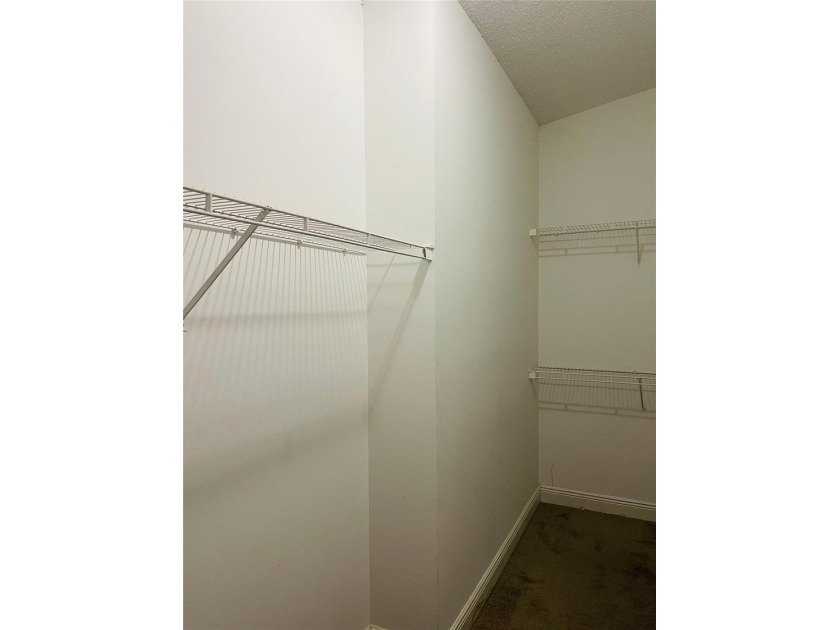 Beautiful and well-maintained home located in a desirable gated - photo 12