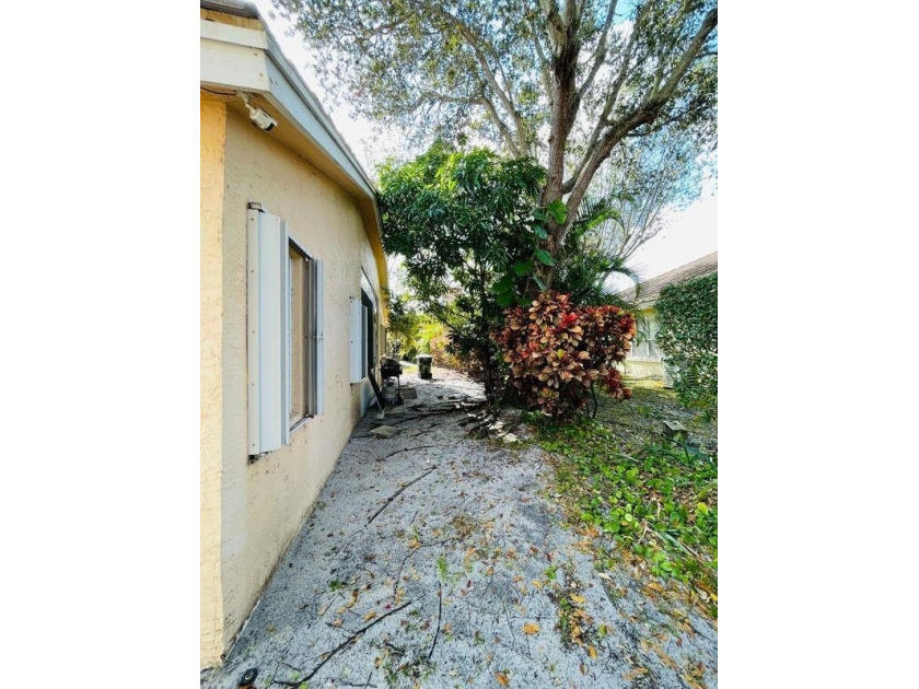 Beautiful and well-maintained home located in a desirable gated - photo 21