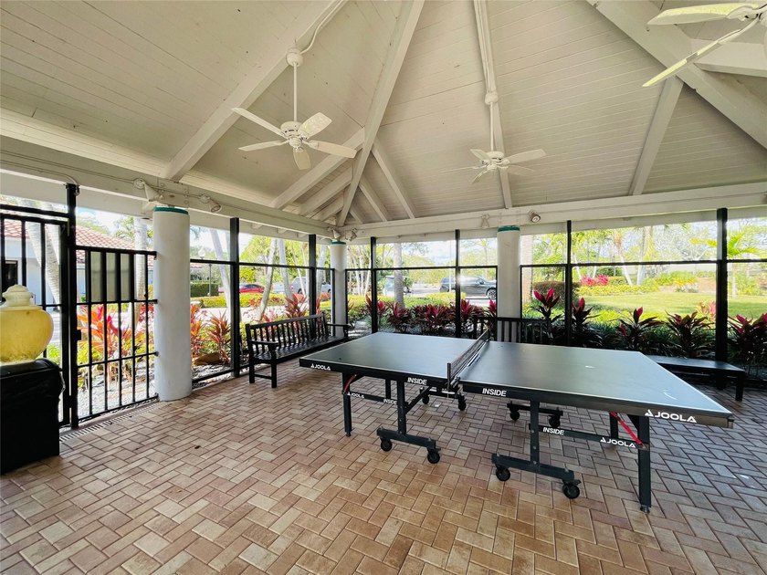 Beautiful and well-maintained home located in a desirable gated - photo 30