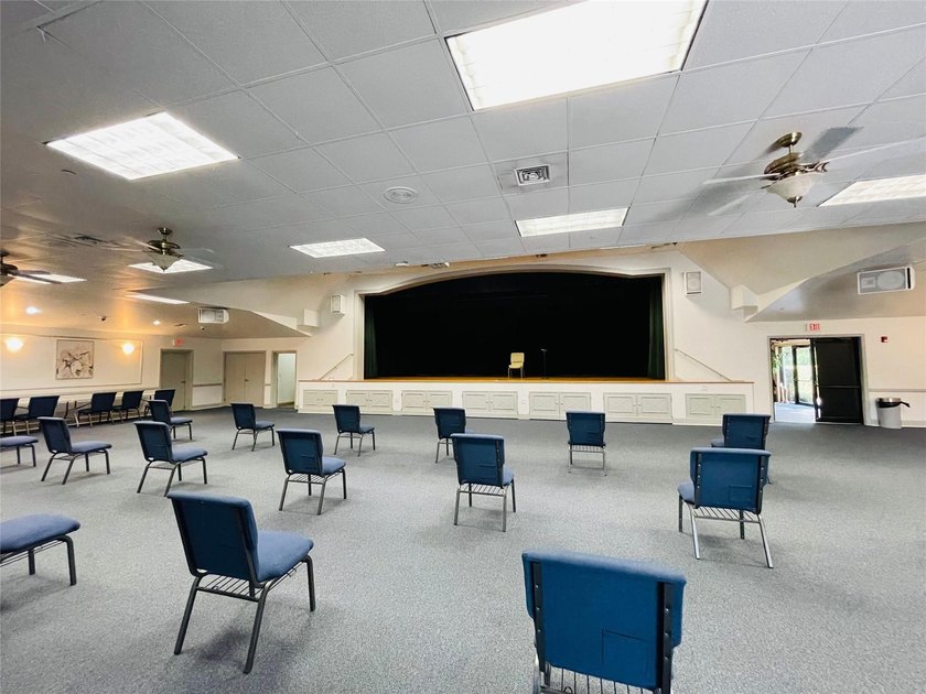 Beautiful and well-maintained home located in a desirable gated - photo 32