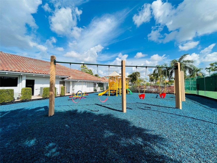 Beautiful and well-maintained home located in a desirable gated - photo 39