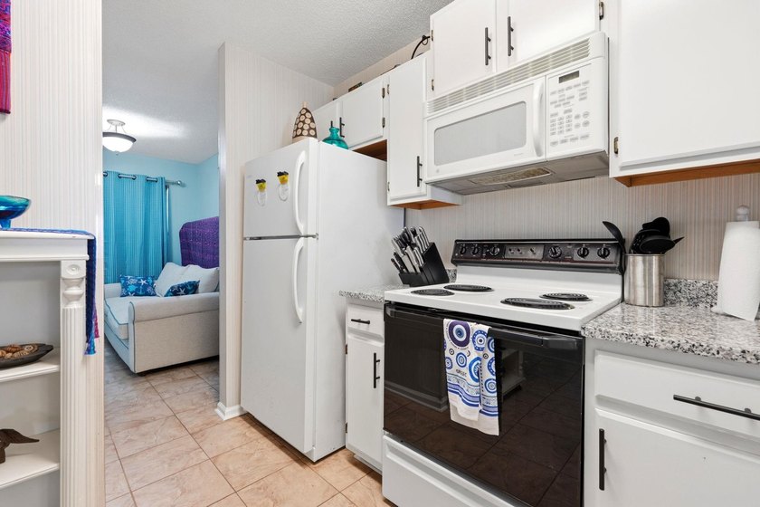 Welcome to this beautifully updated, 2-bedroom, 2-bath end-unit - photo 6