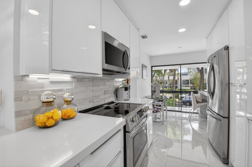 Beautiful, totally redone Willow Wood 3 bedroom, 2.5 second - photo 16