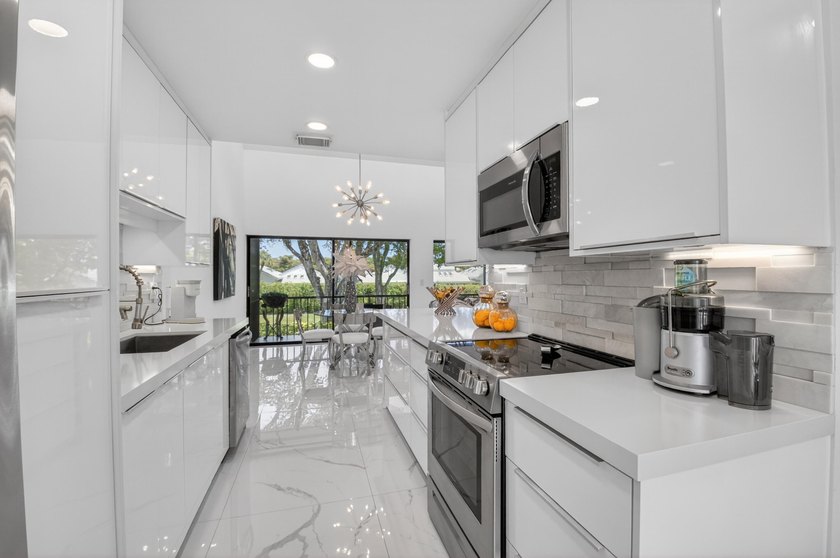 Beautiful, totally redone Willow Wood 3 bedroom, 2.5 second - photo 18