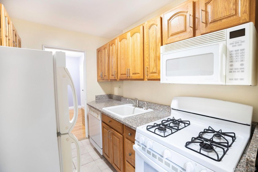 Welcome to River Gardens Coop, a well-maintained and - photo 8