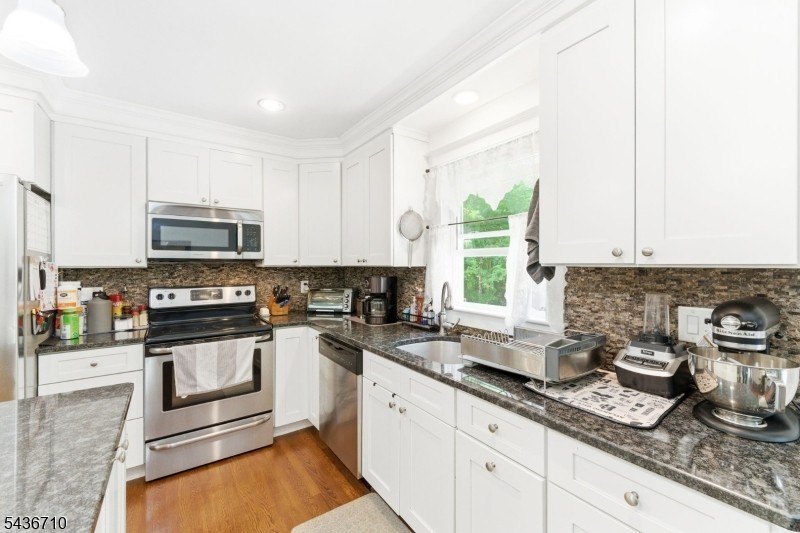 Truly turnkey bilevel in desirable Hopatcong! This beautifully - photo 23