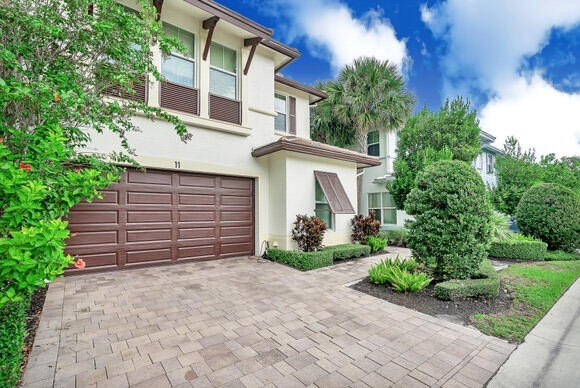 Discover a modern 4-bedroom, 3.5-bath residence (built 2016) in - photo 4