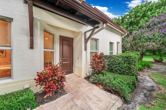 Discover a modern 4-bedroom, 3.5-bath residence (built 2016) in - photo 5