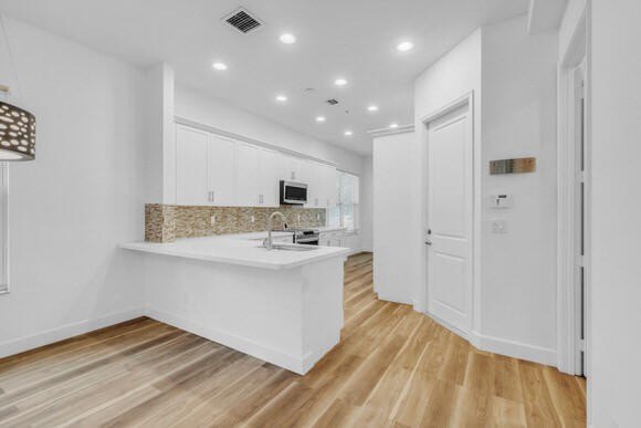 Discover a modern 4-bedroom, 3.5-bath residence (built 2016) in - photo 9