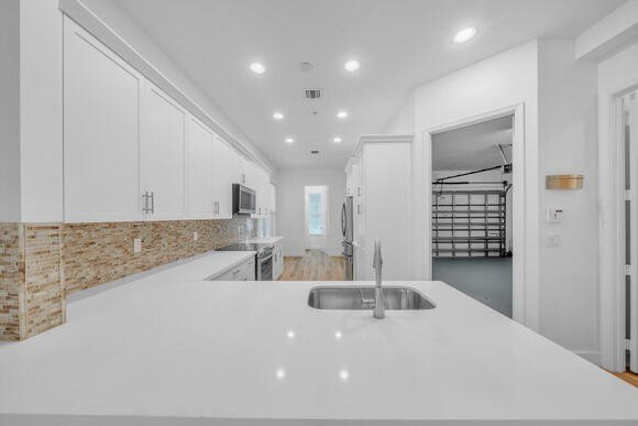 Discover a modern 4-bedroom, 3.5-bath residence (built 2016) in - photo 10
