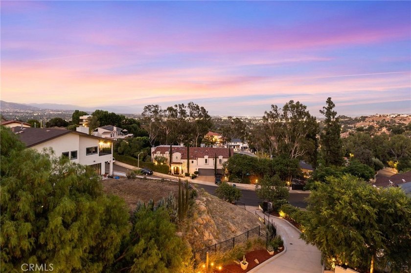 Spectacular Hillside Retreat in Roy Rogers Estates with - photo 11