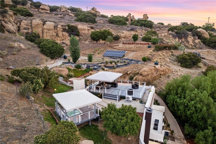 Spectacular Hillside Retreat in Roy Rogers Estates with - photo 15
