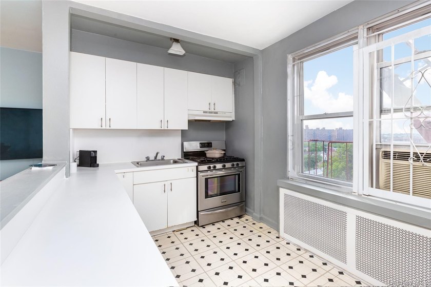 Welcome to the Van Buren, an excellently maintained co-op in a - photo 6
