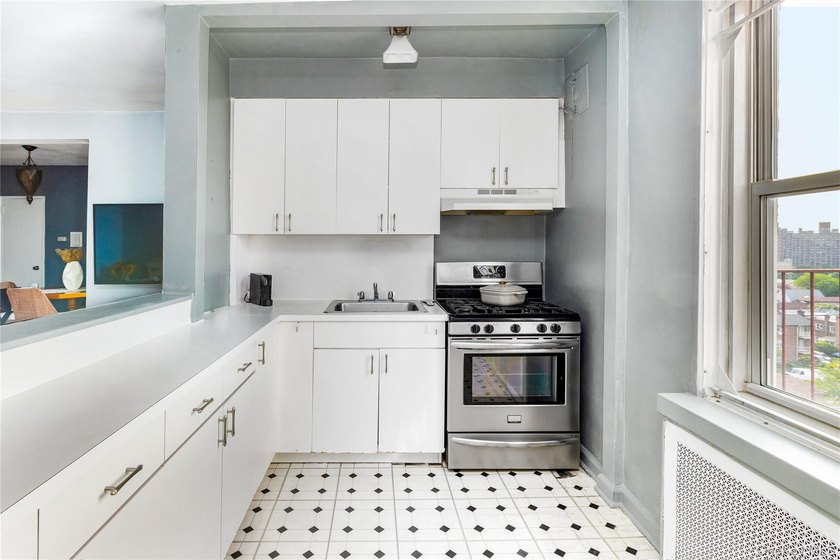 Welcome to the Van Buren, an excellently maintained co-op in a - photo 7