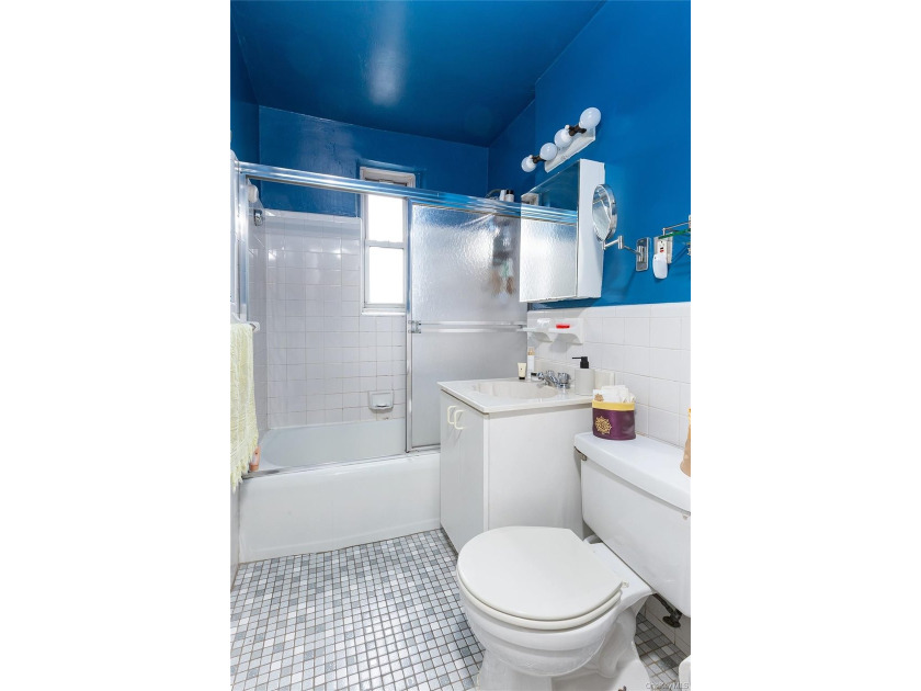 Welcome to the Van Buren, an excellently maintained co-op in a - photo 10