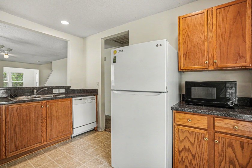 Welcome home to this well maintained 3-bedroom, 2.5 bath home in - photo 8