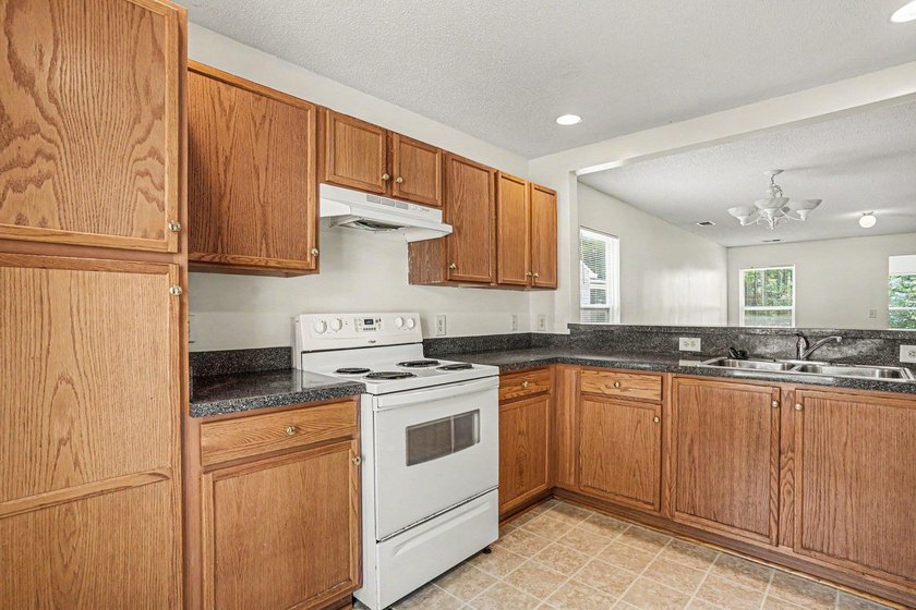Welcome home to this well maintained 3-bedroom, 2.5 bath home in - photo 9