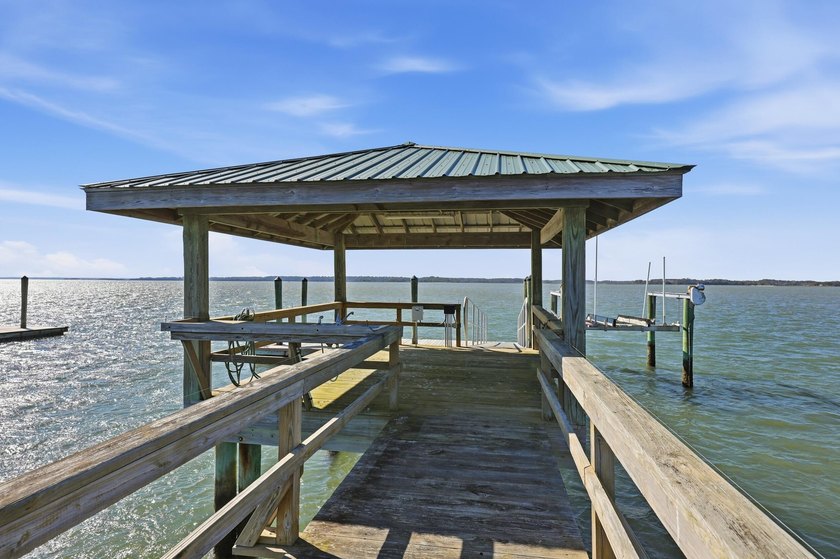 Gorgeous Lowcountry home located on true deep water in the - photo 6