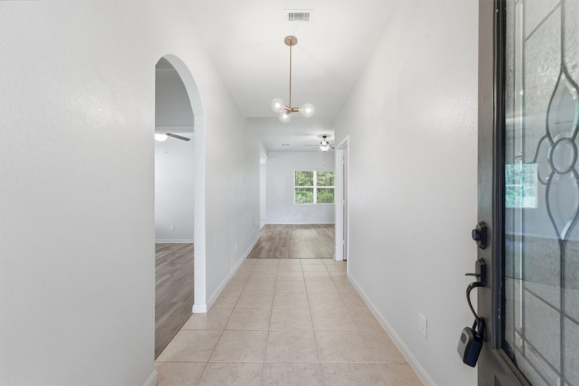 A charming 3 bed, 2 bath home located in Chase Run is ready for - photo 3