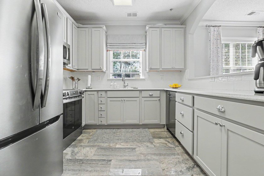 Welcome to effortless coastal living from this completely - photo 2