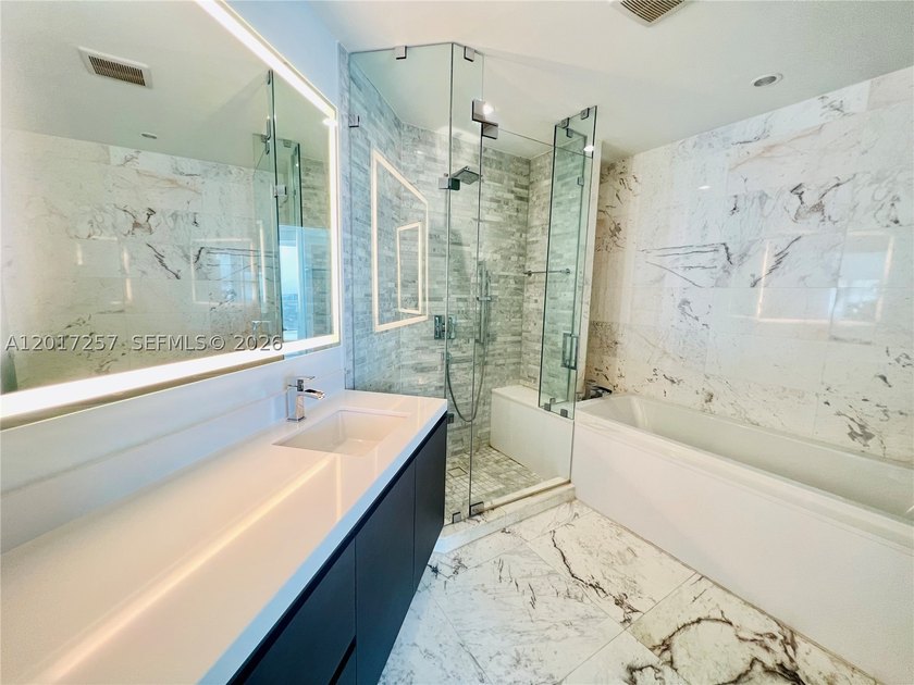 GORGEOUS 2BD+HUGE DEN W/CLOSET THAT CAN BE A 3rd BED, 3 BATHS - photo 8