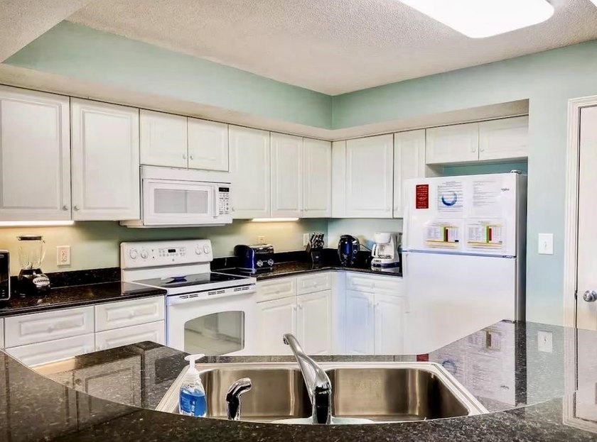 RARE INVESTMENT OPPORTUNITY!!! This meticulously maintained - photo 6