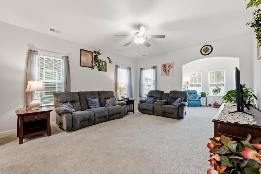 Welcome to this beautifully maintained 5-bedroom, 3.5-bath home - photo 3