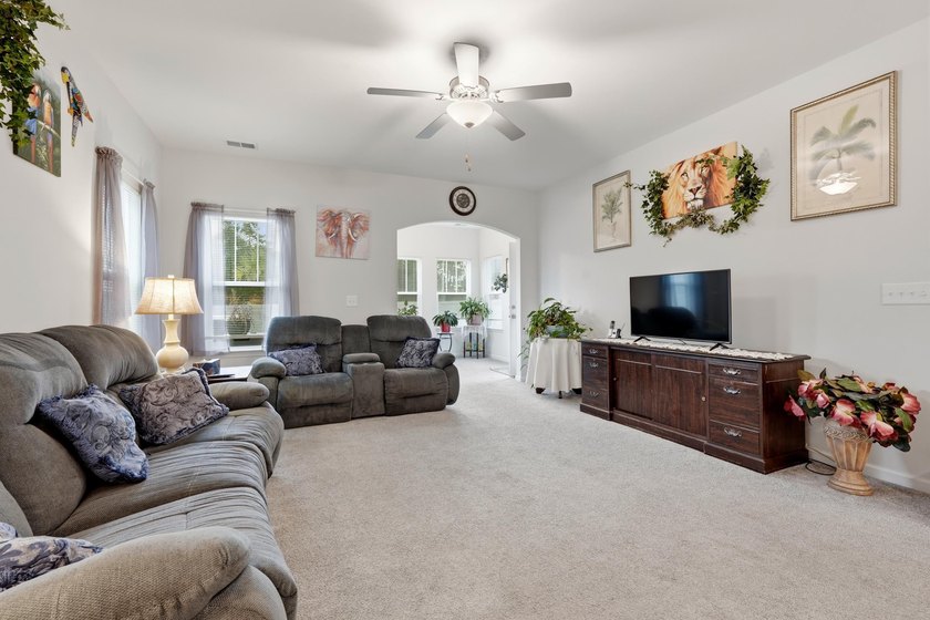 Welcome to this beautifully maintained 5-bedroom, 3.5-bath home - photo 4