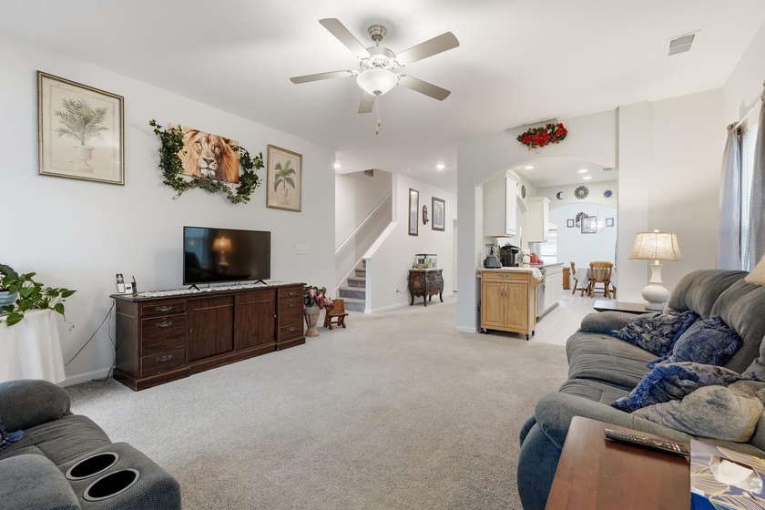 Welcome to this beautifully maintained 5-bedroom, 3.5-bath home - photo 5