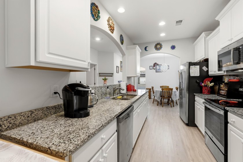 Welcome to this beautifully maintained 5-bedroom, 3.5-bath home - photo 6