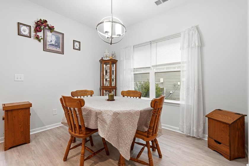 Welcome to this beautifully maintained 5-bedroom, 3.5-bath home - photo 9