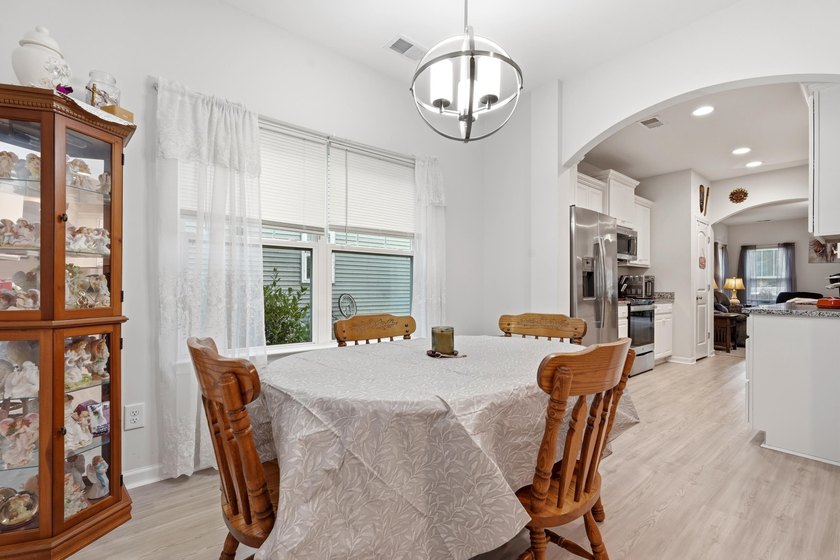 Welcome to this beautifully maintained 5-bedroom, 3.5-bath home - photo 10
