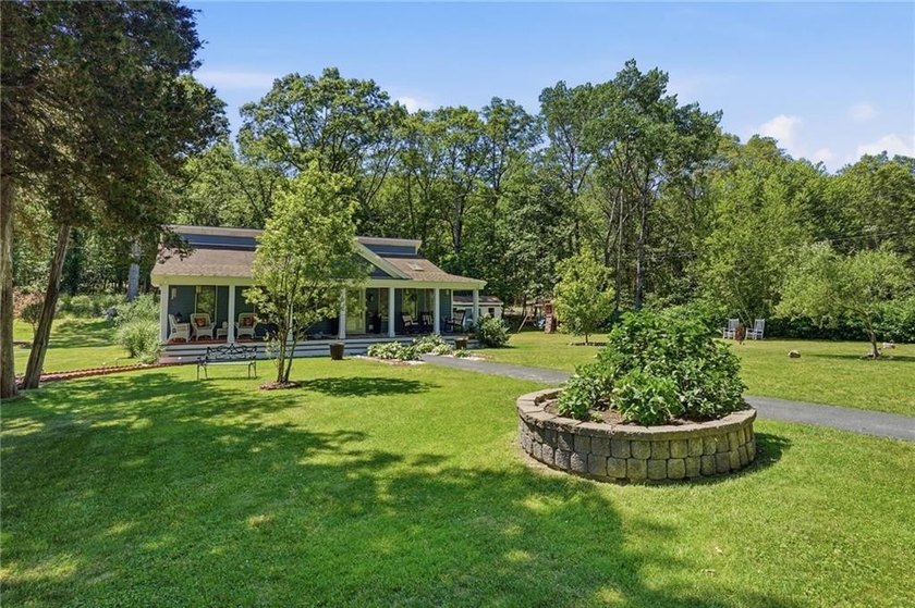 Welcome home to this beautifully renovated ranch, perfectly - photo 4