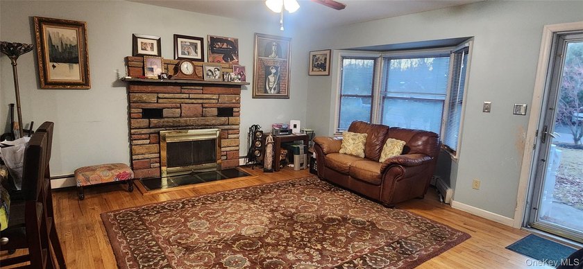 This is a Lovely U-Shaped Sprawling Ranch on over an acre of - photo 3