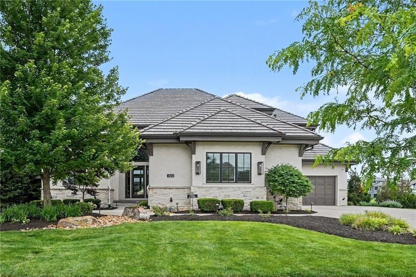 Welcome to this breathtaking modern home in the secluded enclave - photo 3