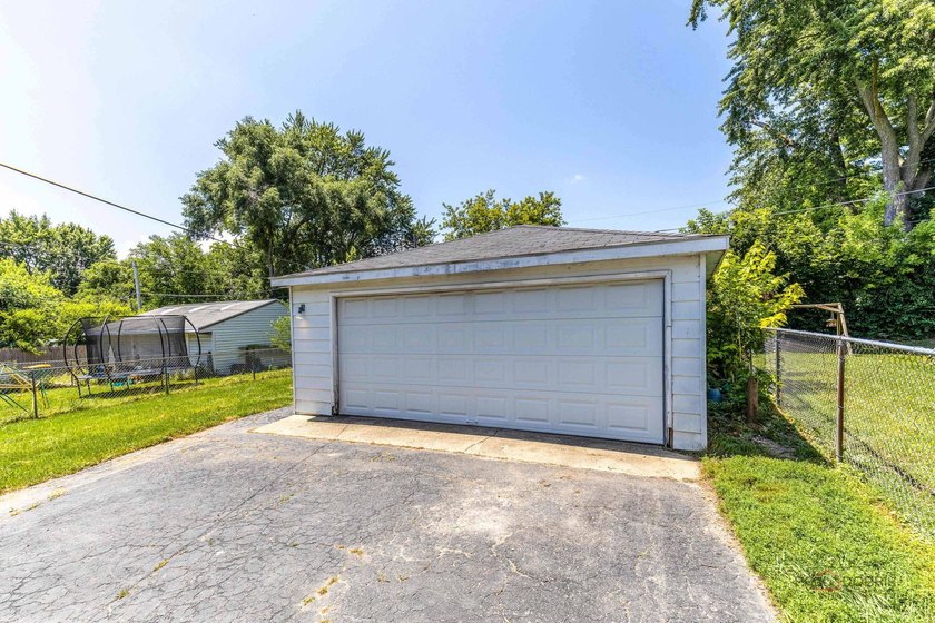 Welcome to 1506 N East End! This charming property is bigger - photo 17