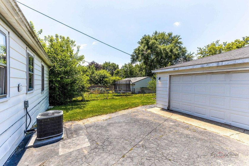 Welcome to 1506 N East End! This charming property is bigger - photo 18