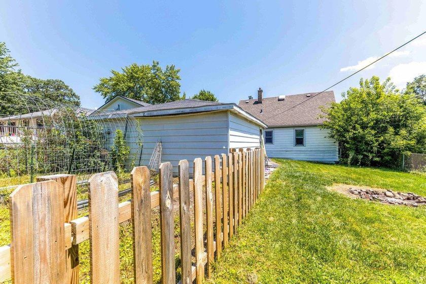 Welcome to 1506 N East End! This charming property is bigger - photo 21