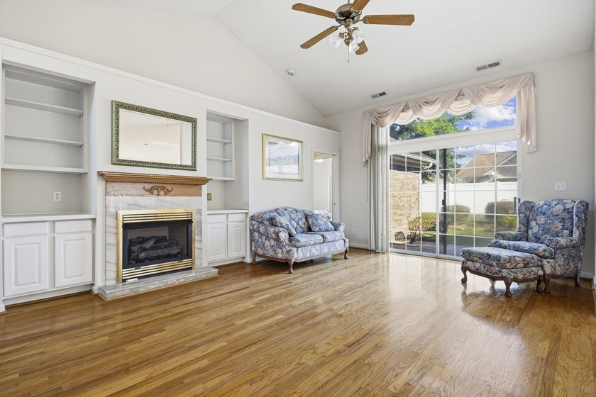 Welcome to this beautifully maintained all-brick 3-bedroom - photo 6