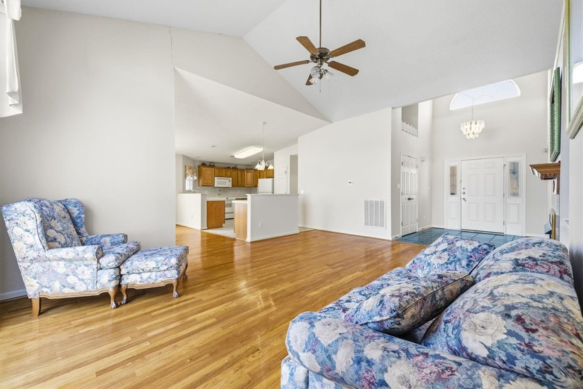 Welcome to this beautifully maintained all-brick 3-bedroom - photo 8