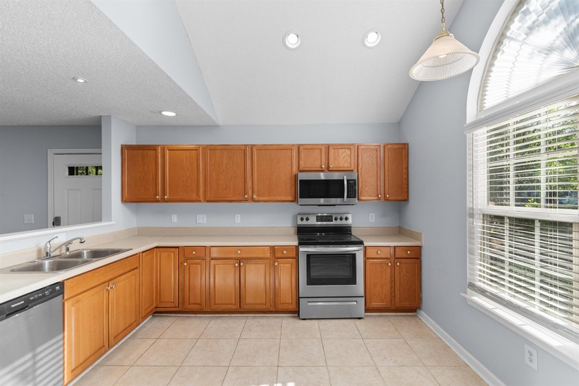 This spacious townhome features three bedrooms, two full baths - photo 10