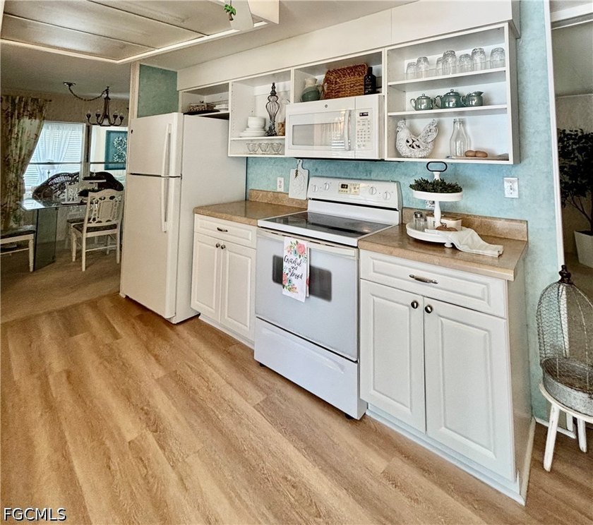 BEAUTIFULLY FURNISHED AND DECORATED--AND IT'S ALL INCLUDED!!! - photo 9