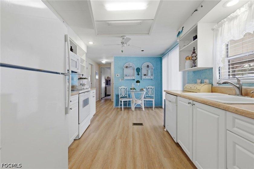 BEAUTIFULLY FURNISHED AND DECORATED--AND IT'S ALL INCLUDED!!! - photo 10