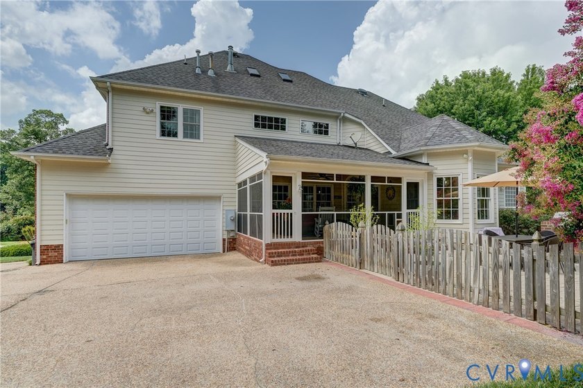 Welcome to this beautifully maintained brick-front home in the - photo 6