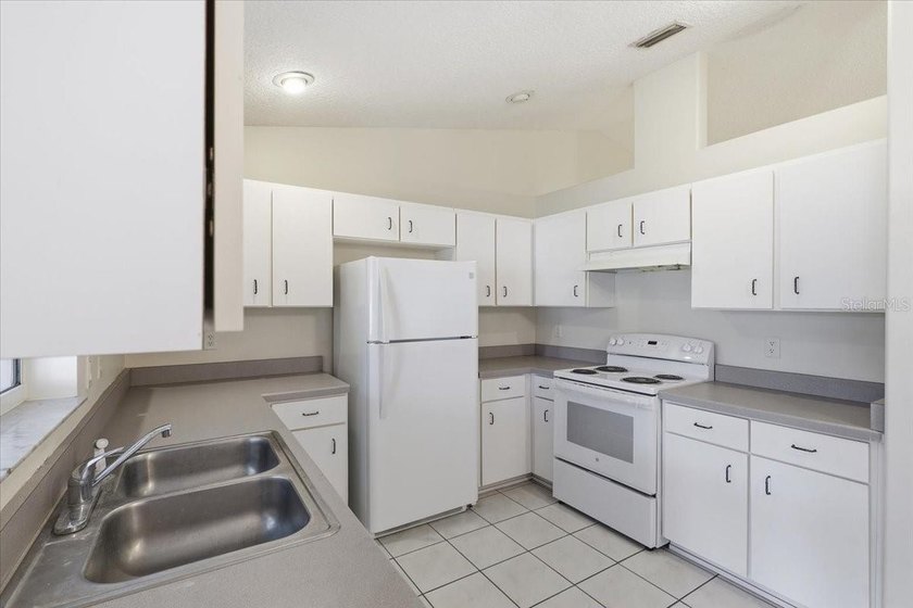 Investment opportunity awaits! This duplex offers two units - photo 4