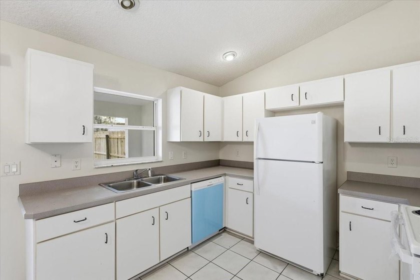 Investment opportunity awaits! This duplex offers two units - photo 6