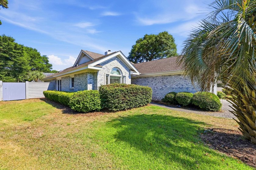 Come and see this beautiful beach oasis today. A beautiful brick - photo 2